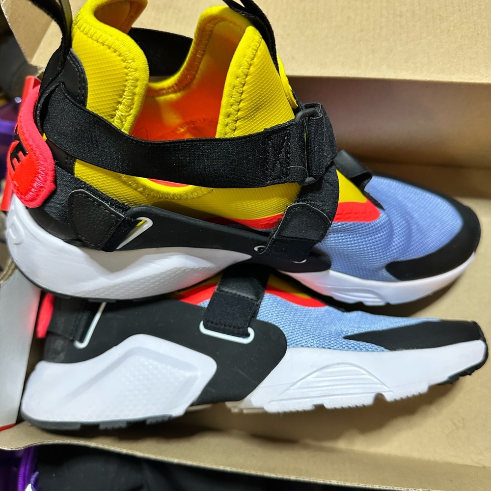 Women’s Nike Blue and Yellow Sneakers - Picture 7 of 7